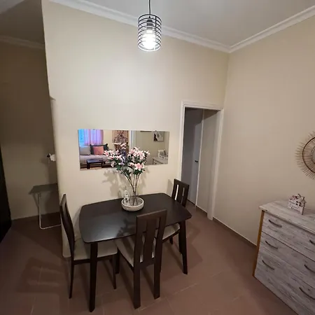 Spacious Sunny Apartment *